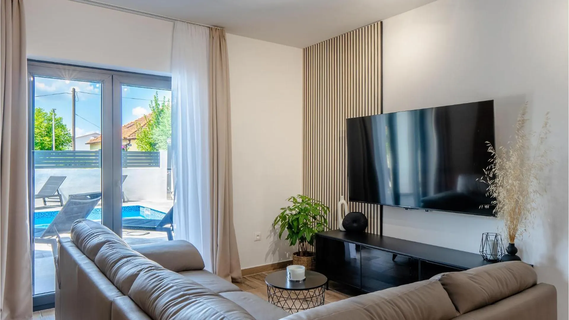 3 Bedroom Stunning Home In Vrsi 0*,